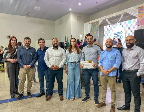 Rafael do Abner com equipe em evento do Aluno Nota 10