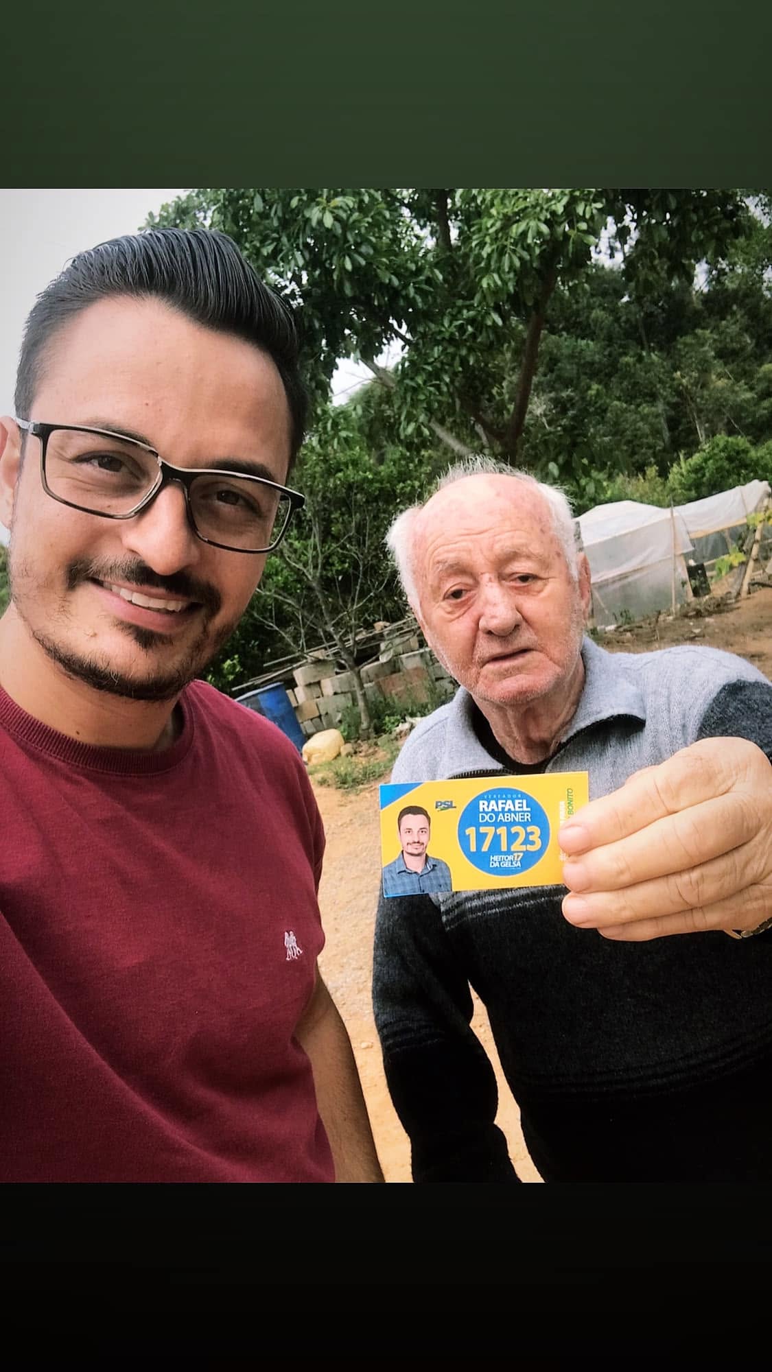 Rafael do Abner em registro com morador