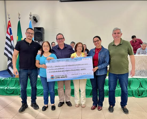 Rafael do Abner em entrega de recurso para ação social