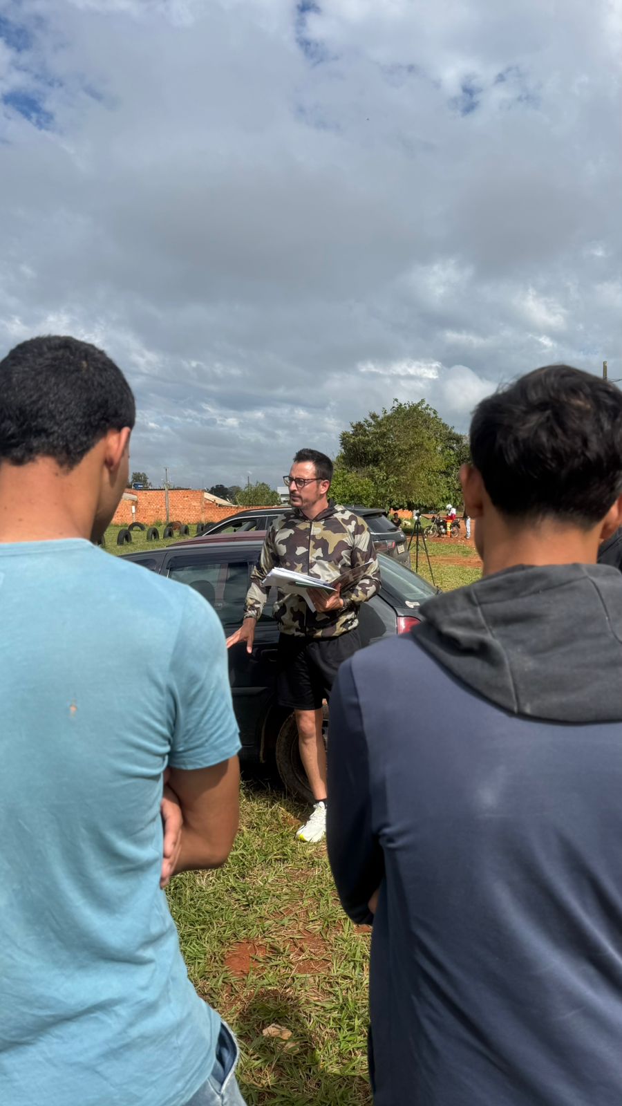 Rafael do Abner em visita externa com moradores